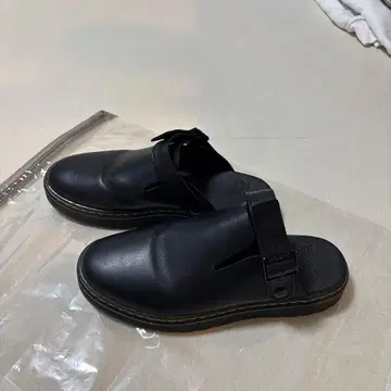 Dr.Martens 블랙 샌들