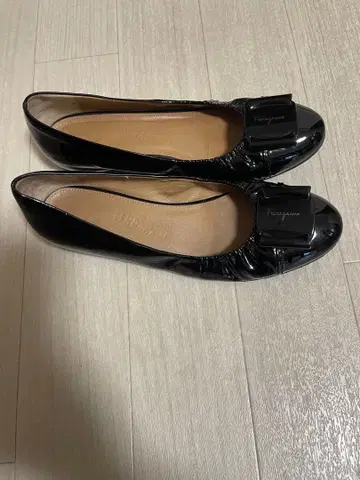 블랙 에나멜 발레 슈즈