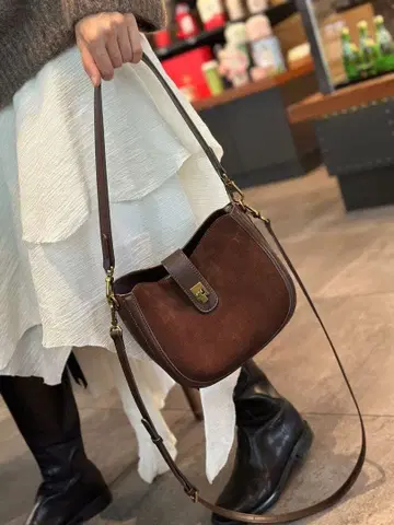 스웨이드 숄더백 브라운 블랙