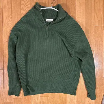 nugu 올리브 그린 하이넥 스웨터