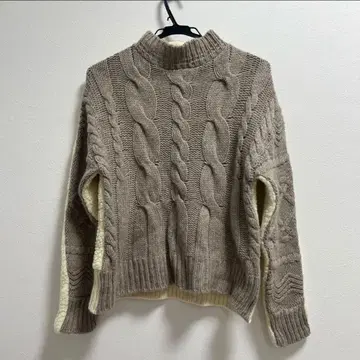 AKIRANAKA 베이지 케이블 짜임 하이넥 니트 스웨터