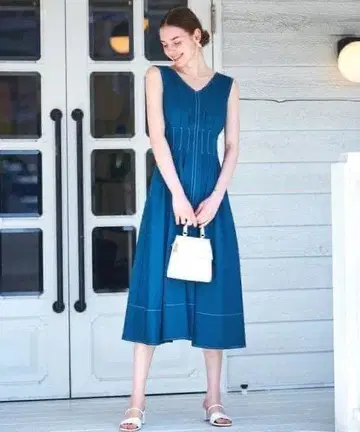 [새상품급] And couture 배색 스티치 백산 민소매 원피스