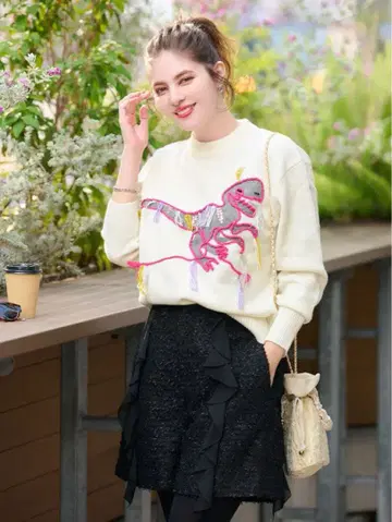 chesty 공룡 자수 크림색 니트 스웨터