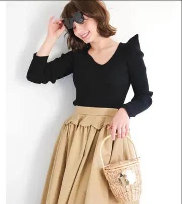 오블리 스캘럽 리브 니트 블랙