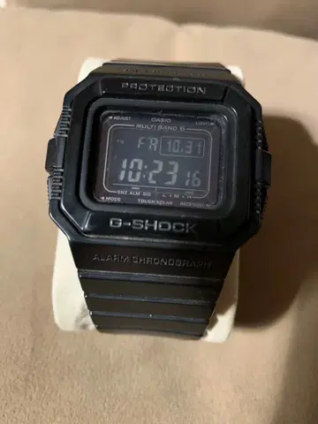 G-SHOCK 블랙 디지털 시계.