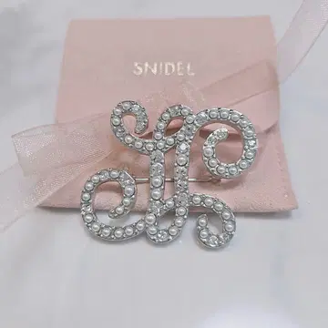 [ 새상품급 ] 오리지널 브랜드 로고 펄 브로치 SNIDEL