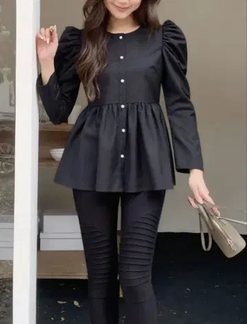 [ 새상품 ] BIRTHDAY BASH 퍼프 펄 버튼 페플럼 상의