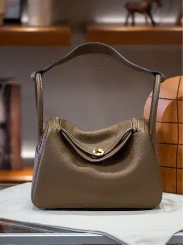 브라운 가죽 핸드백