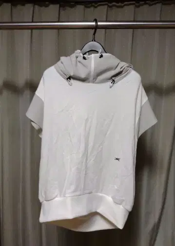 TYKE 화이트 후드 부착 숏 슬리브 후드티