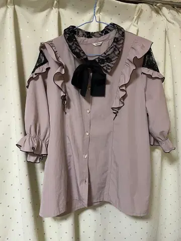 Lutique 프릴 달린 리본 핑크 블라우스