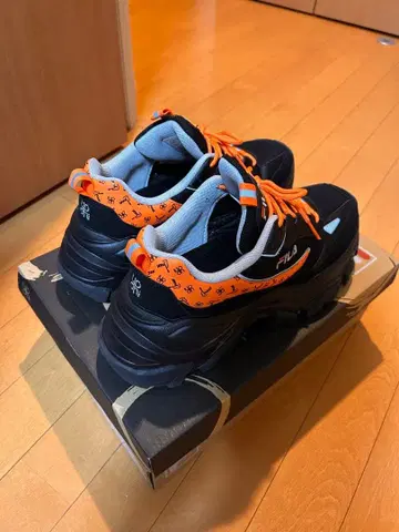 유리 콜라보 스니커즈 FILA 블랙/오렌지