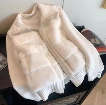 화이트 다운 자켓풍 니트