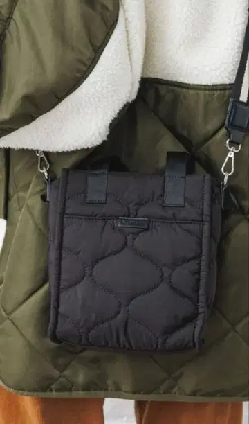 베이플로우 퀼팅 스퀘어 숄더백