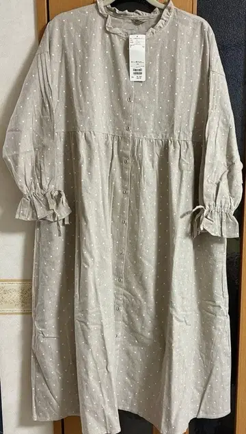 사만사 모스모스 도트 무늬 베이지 원피스