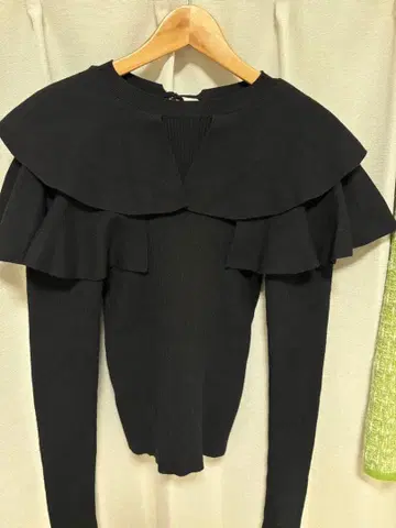 LILY BROWN 프릴 긴팔 니트