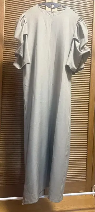 REGINA RISURRE 몰 슬리브 원피스