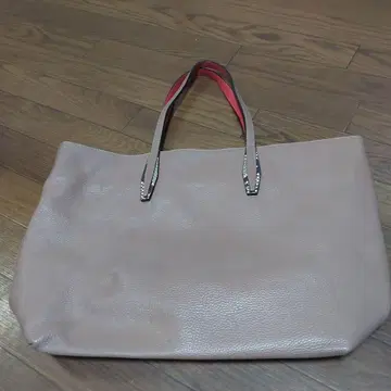 베이지 가죽 토트백 안쪽 레드