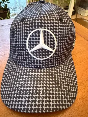 AMG Petronas 캡 하운드 투스