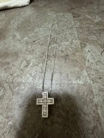 스톤 장식 크로스 목걸이