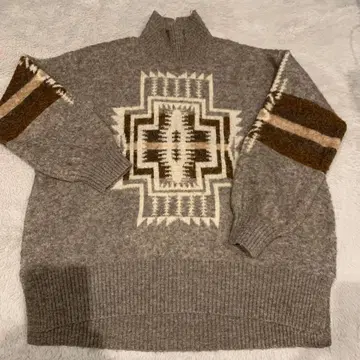 기하학 패턴 하이넥 스웨터 그레이