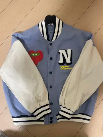 자수 장식 바시티 자켓 라이트 블루 하트