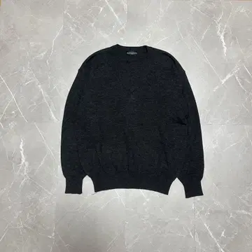 다크 그레이 V넥 니트 스웨터