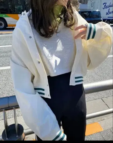 새상품 택 포함 INGNI 잉그 M 사이즈 숏 기장 바시티 자켓 아이보리