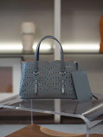 그레이 레이저 컷 핸드백 파우치 포함