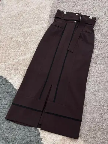 UNITED TOKYO 다크 브라운 타이트 스커트 허리 벨트 포함