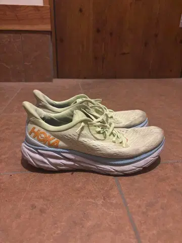 HOKA 러닝화