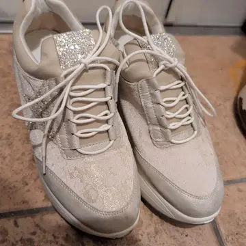 화이트 글리터 스니커즈