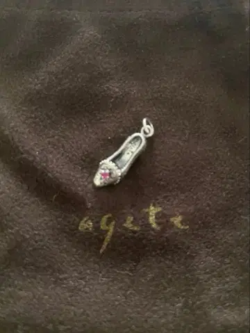 agete 신발 모양 참 실버 루비 목걸이