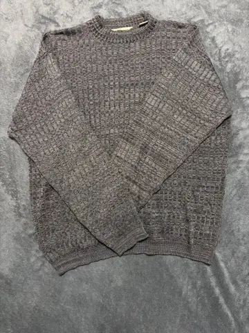 그레이 짜임 무늬 긴팔 니트 스웨터