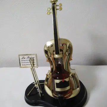 첼로와 미니어처 리큐르