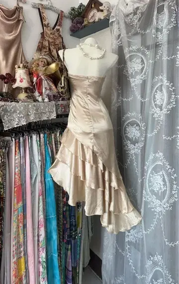 베이지 새틴 프릴 비대칭 드레스