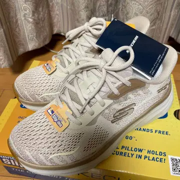 SKECHERS Slip-ins 베이지 스니커즈