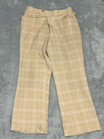 베이지 체크 무늬 플레어 팬츠