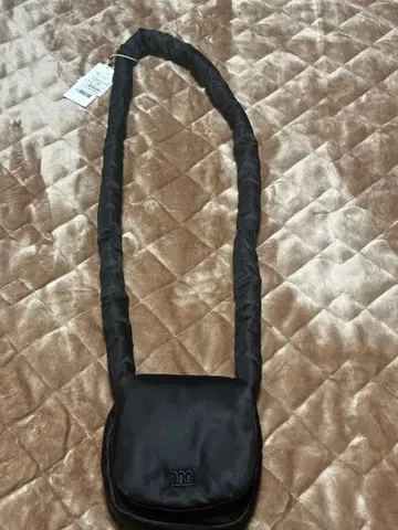 미사용 새상품 marimekko 블랙 나일론 숄더백 m 자수