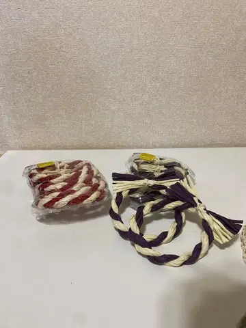 보라색과 화이트 장식 밧줄