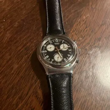 Swatch 크로노그래프 블랙 다이얼 시계