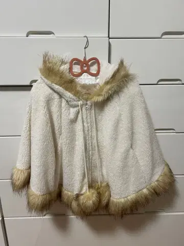 LIZLISA 화이트 보아 판초 케이프 코트