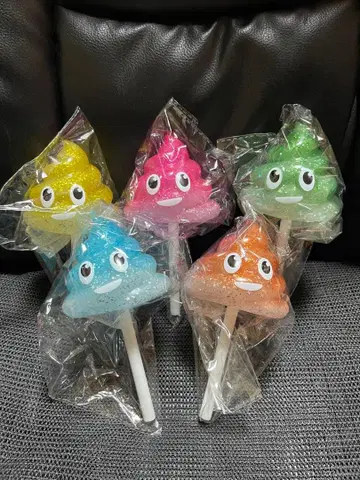 빛나는 막대 달린 똥군 5개 세트입니다.