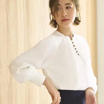 택 포함 새상품 루일 에 부티크 슬릿 펄 스탠드 카라 블라우스