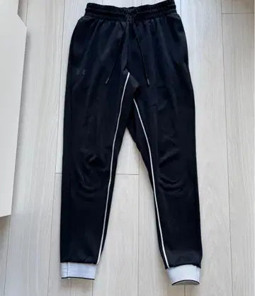 언더아머 조거 팬츠 블랙 사이드 스트라이프