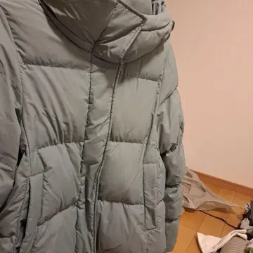 후드 부착 그레이 다운 자켓