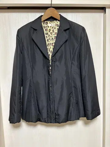 지온 상사 edi 블랙 충전솜 테일러드 자켓 레오파드 무늬 안감