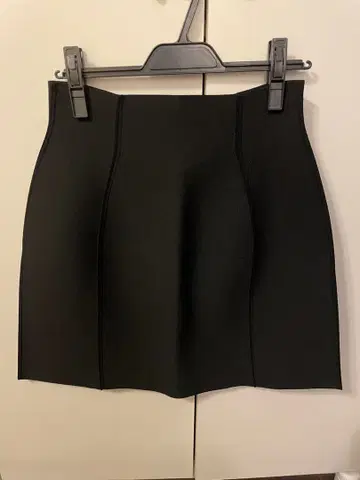 미사용 2025년 에스트네이션 미디 스커트