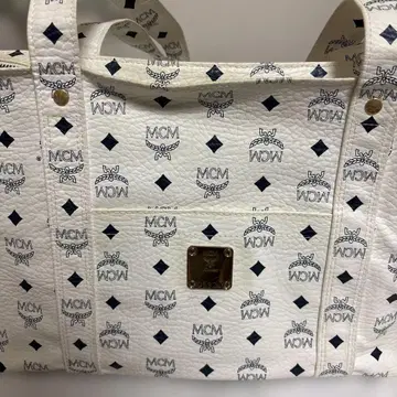 MCM 화이트 로고 프린트 토트백