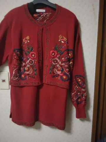 빨간색 꽃무늬 자수 긴팔 가디건