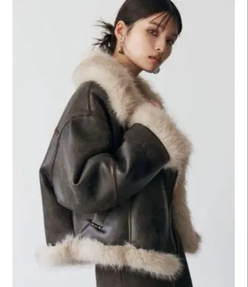 MURUA 언이븐 숏 페이크 무스탕 자켓